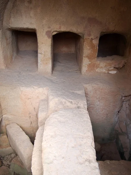 Catacombes souterraines reliées par un pont en pierre dans la tombe de la zone des rois de paphos cyprus — Photo