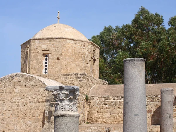 Історична церква Айя-Кіріакі Chrysopolitissa в Пафосі Кіпр показує будівлю і навколишні старі римські колони і руїни — стокове фото