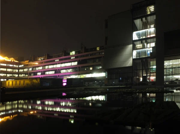 1960-е Стоунер і Роджер Стівенс будівництво в Лідс університеті в західному Йоркширі Англія відображені в ставку на ніч — стокове фото
