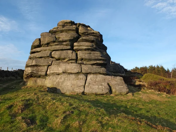 Great Rock duży gritstone Odkrywka w West Yorkshire w pobliżu Todmorden — Zdjęcie stockowe