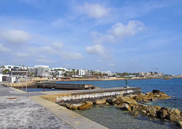 Panoramiczny widok na morze w Pafos Cypr z hoteli i kawiarni przy plaży w odległości za plażą — Zdjęcie stockowe