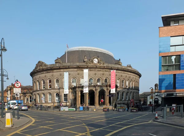 El histórico edificio de intercambio de maíz del siglo XIX en la zona de kirkgate de Leeds con el edificio y las calles circundantes — Foto de Stock