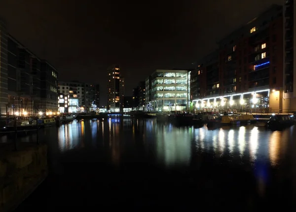 Een uitzicht op Clarence Dock in Leeds 's nachts met waterkant gebouwen en lichten weerspiegeld in het water — Stockfoto
