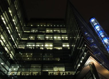 Leeds şehir merkezinde Princes Exchange ofis binası geceleri aydınlatılmış