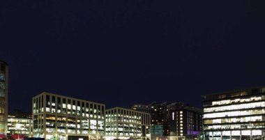 modern ofis gelişmeleri uzun Cityscape görünümü parlak koyu mavi gökyüzü ile gece aydınlatılmış bayrak kopya alanı için uygun Leeds İngiltere 'de çekilen