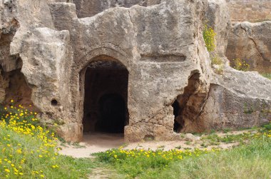 Pafos Kıbrıs 'taki kralların mezarında kaya yüzüne oyulmuş Catacomb kapısı