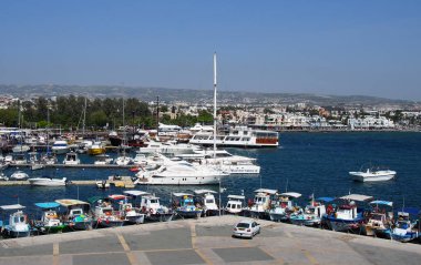 mesafe içinde Post binalar ve şehir ile Baf Limanı 'nda demirli balıkçı tekneleri ve yatlar havadan görünümü