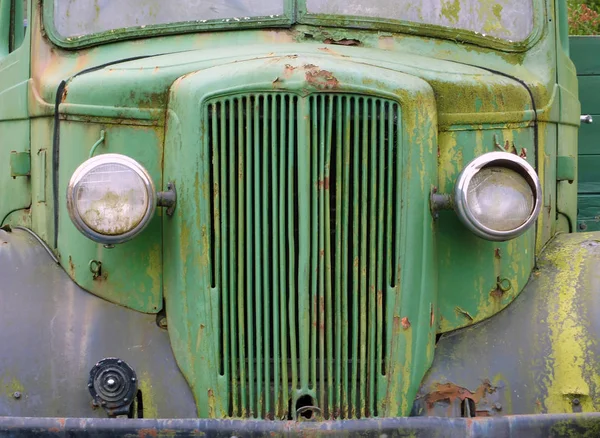 A front view of an old abandoned green rusty 1940 's truck — стоковое фото