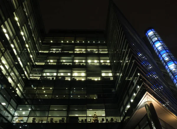 Leeds şehir merkezinde Princes Exchange ofis binası geceleri aydınlatılmış