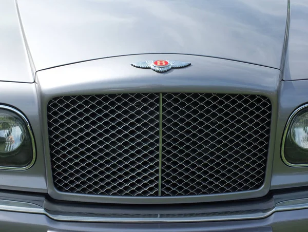 Een close-up van de badge en radiator grille van een vintage jaren 1990 Bentley Brooklands een Britse ontworpen en gebouwd luxe Touring auto van de jaren 1990 — Stockfoto