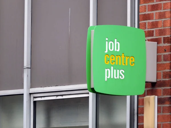 Ein Schild vor einem Jobcenter plus in leeds england, das von der britischen Abteilung für Arbeit und Renten für ihren Unterstützungsdienst im erwerbsfähigen Alter betrieben wird und zur Beschäftigung ermutigt — Stockfoto