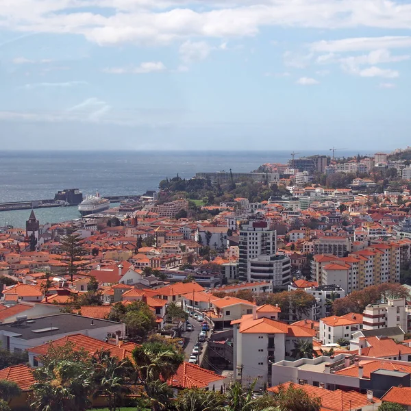 Hög vinkel utsikt över staden Funchal i Madeira med hamnen och havet i fjärran — Stockfoto