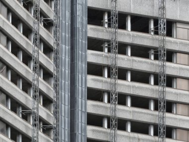 kısmen yıkılmış eski beton yüksek katlı kule blok bina
