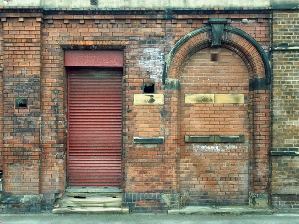 Oude verlaten vervallen industrieel gebouw met gemetseld Arche — Stockfoto