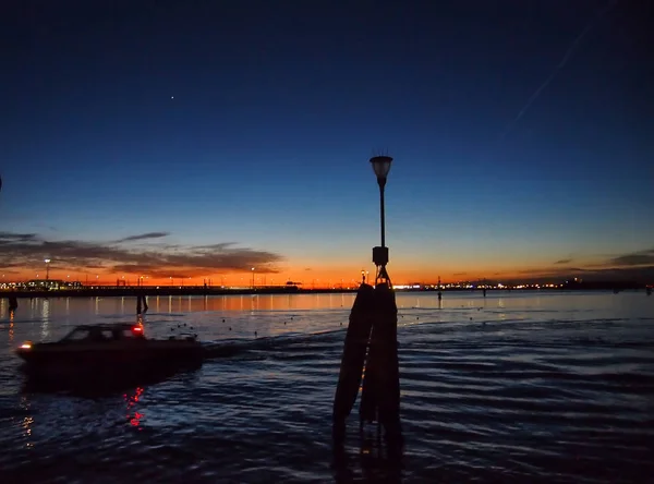 Lagune Von Venedig Bei Nacht Mit Boje Und Boot Der — Stockfoto