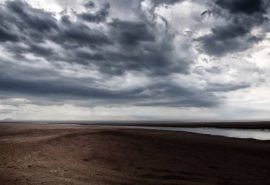 fırtınalı bulutlar altında nehrin doğal görünümü