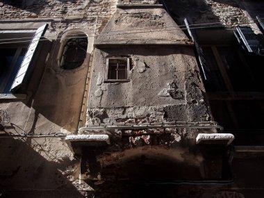 beyaz bir çerçeve ve sıkıntılı beyaz duvar yeşil solma çatlak boya ile dört panelli eski ahşap panelli dış kapılar