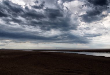 fırtınalı bulutlar altında nehrin doğal görünümü