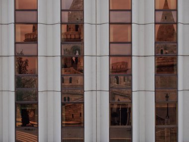 Budapeşte'de balıkçı kalesi modern cam binanın pencerelerinde yansıdı