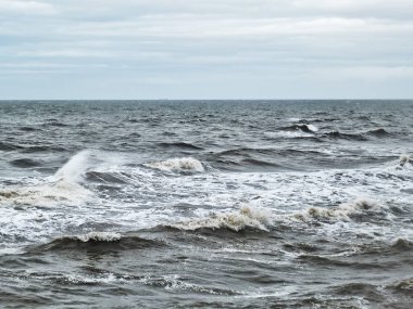soluk gökyüzü ile fırtınalı kış deniz dalgaları 