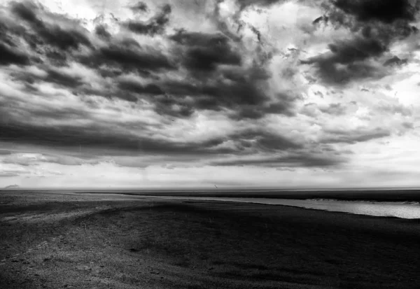 嵐の雲の下の川の風光明媚な眺め 黒と白 — ストック写真