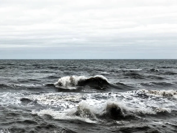 Paisaje Marino Con Olas Tormentosas Rompientes Con Cielo Pálido —  Fotos de Stock