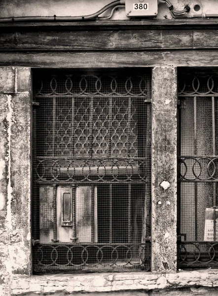 古い工業用建物 黒と白 — ストック写真