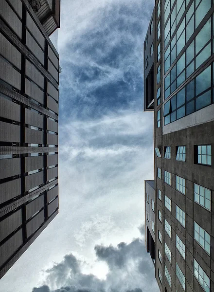 Edifícios Contra Céu Com Nuvens Foco Seletivo — Fotografia de Stock