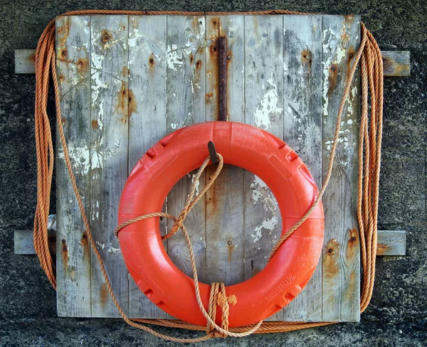 Ceinture Sauvetage Orange Avec Corde Accrochée Crochet Vieux Fond Bois — Photo