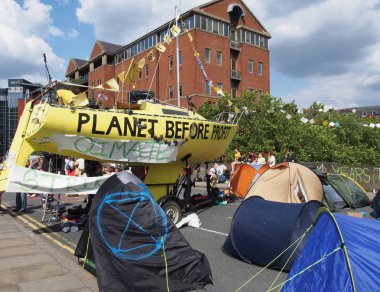 leeds, west yorkshire, İngiltere - 16 Temmuz 2019: büyük sarı tekne çadırları ve yolda insanlar yok olma isyanı protesto leeds Victoria Köprüsü engelleme