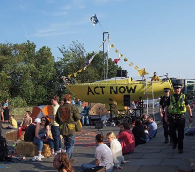 leeds, west yorkshire, İngiltere - 16 Temmuz 2019: bir yok olma isyanı protestosu sırasında leeds yol bridgewater yeri bloke insanlar ve tekne ve çadırlar etrafında yürüyüş