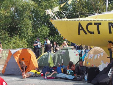 leeds, west yorkshire, birleşik krallık - 16 Temmuz 2019: Leeds'teki Victoria Köprüsü'nde yolu kapatan yok olma isyanı protestosu çadır ve tekne nin etrafındaki insanlar