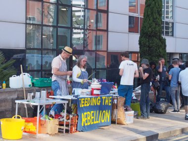leeds, west yorkshire, birleşik krallık - 16 Temmuz 2019: Leeds'teki Victoria Köprüsü'nde yolu kapatan yok olma isyanı protestosu nda ücretsiz yemek hazırlayanlar