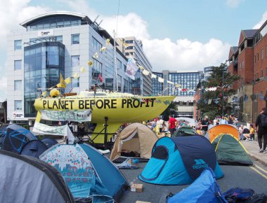 leeds, west yorkshire, İngiltere - 16 Temmuz 2019: büyük sarı tekne ve çadırlar yok olma isyanı protesto leeds Victoria Köprüsü engelleme