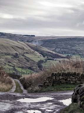 pennine kırlar ve alanları ile kavşakta Yorkshire dales kış sahnesi