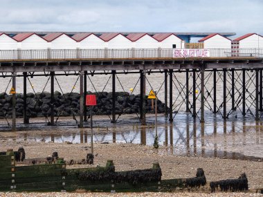 Herne Bay, Kent, İngiltere - Haziran 2015: yerel halkın güveni ile yeniden yapılandıktan sonra tarihi iskelede plaj kulübesi tarzı perakende ow