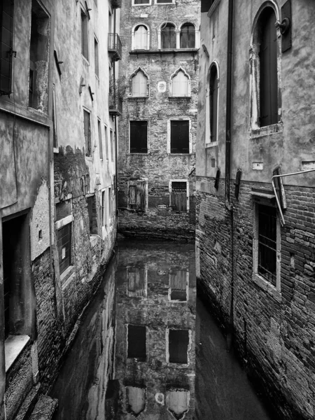 Ruhiger Schmaler Kanal Venedig Umgeben Von Malerischen Antiken Gebäuden Die — Stockfoto