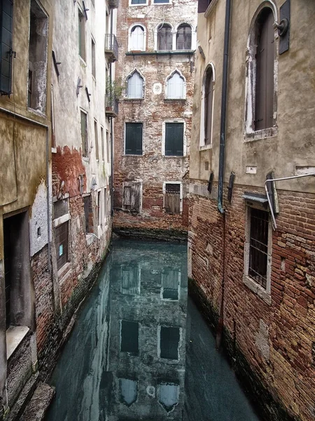 Canal Estreito Tranquilo Veneza Rodeado Por Edifícios Antigos Pitorescos Refletidos — Fotografia de Stock