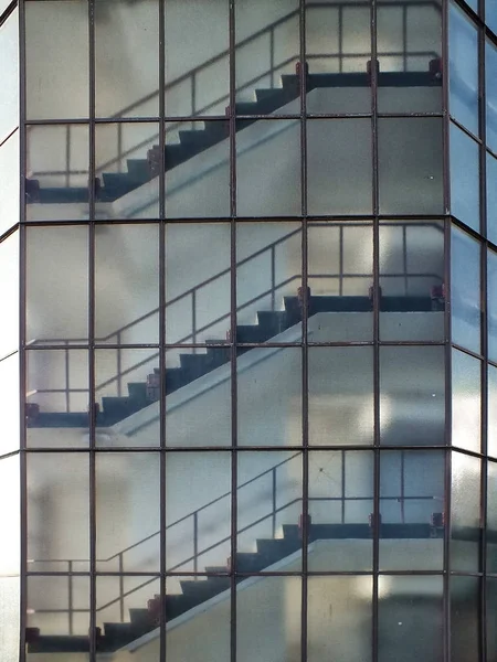 Vista Exterior Das Escadas Atrás Das Janelas Vidro Fosco Edifício — Fotografia de Stock