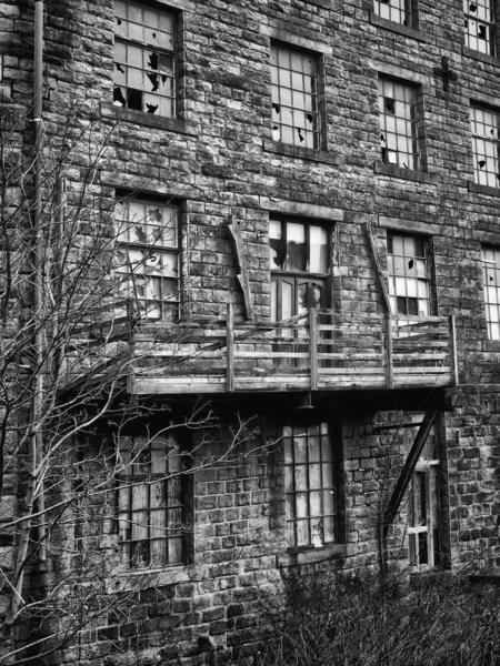 जुन्या सोडलेल्या दगड कारखाना इमारतीचे मोनोक्रोम प्रतिमा — स्टॉक फोटो, इमेज