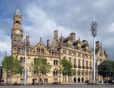 Batı Yorkshire 'daki Bradford Belediye Binası. Viktorya dönemine ait gotik canlandırma kumtaşı binası. Heykelleri ve saat kulesi var.