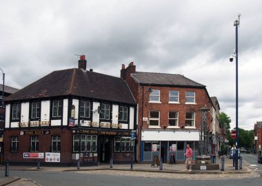 Aston 'daki eski meydanın manzarası Lyne nehrinin altında.