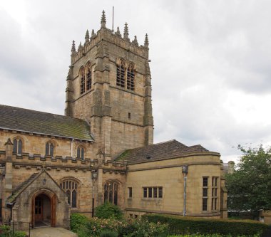 Bradford West Yorkshire 'daki Saint Peter Katedrali' nin ana girişi ve kule manzarası.