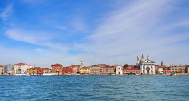 rıhtım boyunca tarihi binalar ve parlak mavi güneşli gökyüzü ile Venedik selam alanı uzun bir sahil panoramik şehir manzarası