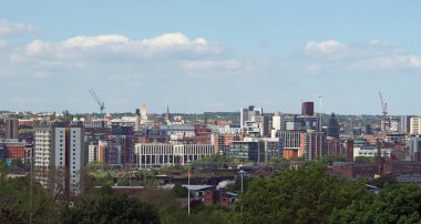 Leeds şehir merkezinin yukarıdan çekilmiş geniş şehir manzarası belediye binasını ve üniversite binalarını gösteriyor.