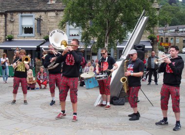 hebden bridge, west yorkshire, united kingdom - 23 Haziran 2019: new york bandosu şehir meydanında çalıyor 