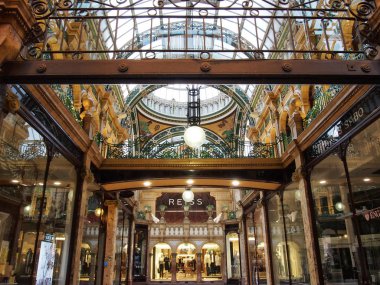 Leeds, Batı Yorkshire, Birleşik Krallık - 16 Temmuz 2019: Viktorya Bölgesi 'ndeki tarihi bir Victoria alışveriş bölgesinden alışveriş yapan insanlar