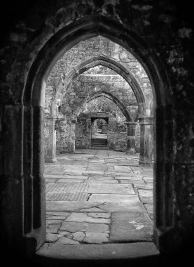 Şehirdeki terk edilmiş eski bina.