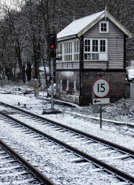 Demiryolu hatları ve işaret kutusu karda ve ağaçlarda