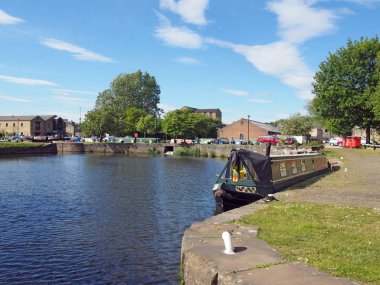 Calder ve Hebble navigasyon kanalı üzerindeki Brighouse havzasında demirli yüzen tekneler ve mavnalar Batı Calderdale York 'ta.